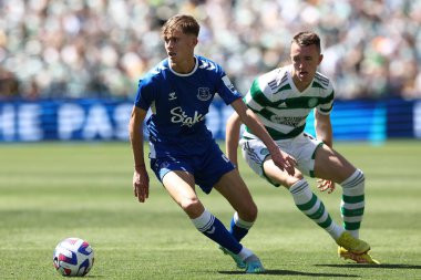 20 Kasım 2022 'de Sidney, Avustralya' daki Accor Stadyumu 'nda oynanan Süper Kupa karşılaşmasında Everton' dan Isaac Price topu sürüyor.