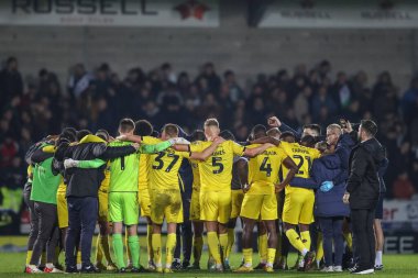 Burton Albion oyuncuları 19 Kasım 2022 tarihinde İngiltere 'nin Trent kentindeki Pirelli Stadyumu' nda Burton Albion ile Plymouth Argyle arasındaki Sky Bet 1 maçını kazandıktan sonra bir araya geldiler.