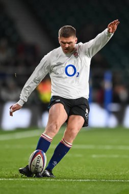 İngiltere 'den Owen Farrell, 19 Kasım 2022' de Twickenham, İngiltere 'deki Twickenham Stadyumu' nda oynanan İngiltere - Yeni Zelanda karşılaşması öncesinde oynanan maçta golü atıyor.