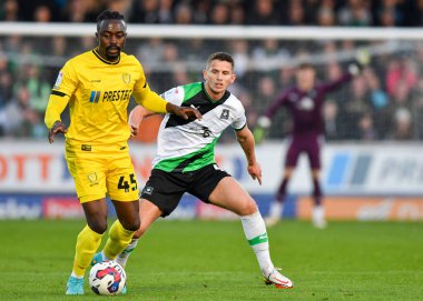 Plymouth Argyle orta saha oyuncusu Jordan Houghton (4), 19 Kasım 2022 tarihinde İngiltere 'nin Trent kentindeki Pirelli Stadyumu' nda oynanan Sky Bet 1 karşılaşmasında Burton Albion 'u savunan Joe Dodoo (45).