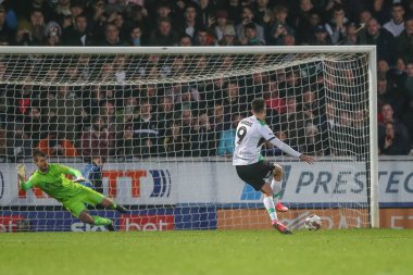 Plymouth Argyle 'ın 9 numaralı oyuncusu Ryan Hardie, 19 Kasım 2022' de İngiltere 'nin başkenti Trent' te oynanan Sky Bet 1 karşılaşmasında Burton Albion 'a karşı Plymouth Argyle maçında 1-1' lik skorla gol attı.