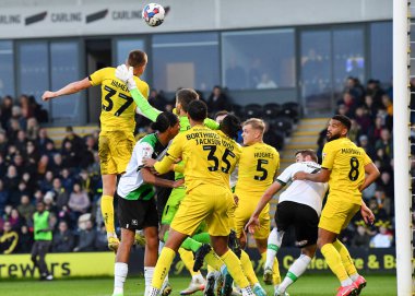 Burton Albion defans oyuncusu Tom Hamer (37), 19 Kasım 2022 tarihinde İngiltere 'nin Trent kentindeki Pirelli Stadyumu' nda oynanan Gökyüzü İddia Ligi 1 karşılaşmasında Burton Albion 'a karşı Plymouth Argyle maçında topu köşedeki vuruştan uzağa götürüyor.