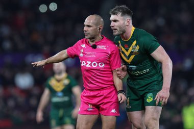 Avustralyalı Angus Crichton, 19 Kasım 2022 'de Old Trafford, Manchester, İngiltere' de oynanan Rugby Ligi Dünya Kupası 2021 Final Avustralya - Samoa maçında hakem Ashley Klein 'a konuştu.