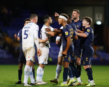 AFC Wimbledon 'dan Harry Pell # 8 ve takım arkadaşları 19 Kasım 2022' de Birkenhead, İngiltere 'deki Prenton Park' ta oynanan Sky Bet 2 karşılaşmasında Tranmere Rover 'dan Tom Davies # 5' in yaptığı mücadeleye tepki verdiler.