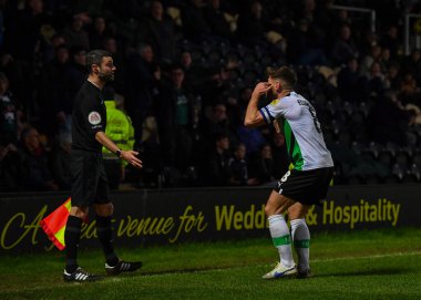 Plymouth Argyle orta saha oyuncusu Joe Edwards (8), 19 Kasım 2022 tarihinde İngiltere 'nin başkenti Trent' te oynanan Gökyüzü İddia Ligi 1 maçında Burton Albion 'a karşı Plymouth Argyle maçında mal bulundurmak için verdiği mücadelenin ardından resmi başvuruda bulundu.