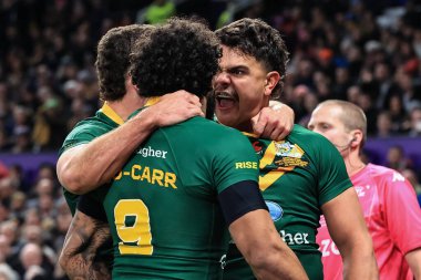 Avustralyalı Latrell Mitchell denemesini kutluyor ve 19 Kasım 2022 tarihinde Old Trafford, Manchester, İngiltere 'de oynanan 2021 Dünya Rugby Ligi Finali' nde 4-0 'lık skora ulaştı.