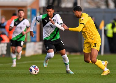 Plymouth Argyle forveti Morgan Whittaker (19), 19 Kasım 2022 tarihinde İngiltere 'nin Trent kentindeki Pirelli Stadyumu' nda oynanan Sky Bet 1 karşılaşmasında Burton Borthwick-Jackson (3) 'ı geçti.