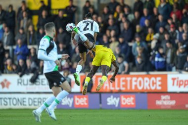 Plymouth Argyle 'dan Nigel Lonwijk # 21 ve Burton Albion' dan Joe Dodoo # 45 Sky Bet Ligi 1 karşılaşmasında Burton Albion - Plymouth Argyle - Pirelli Stadyumu, Burton - Trent, İngiltere, 19 Kasım 2022