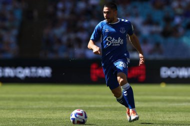 Everton 'dan Neal Maupay, 20 Kasım 2022' de Sidney, Avustralya 'daki Accor Stadyumu' nda oynanan Celtic Everton maçında top sürüyor.