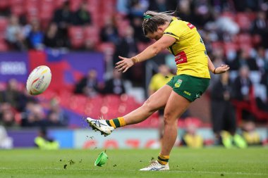 Avustralya 'dan Lauren Brown # 14 Bayanlar Rugby Ligi Dünya Kupası finalinde Avustralya ile Yeni Zelanda arasında oynanan Old Trafford, Manchester, İngiltere' de 19 Kasım 2022 'de dönüşüm vuruşunu ve skoru aldı.