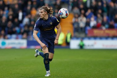 AFC Wimbledon takımının 9 numaralı oyuncusu Josh Davison 19 Kasım 2022 'de İngiltere, Birkenhead' deki Prenton Park 'ta oynanan Sky Bet 2 maçında topla koşuyor.