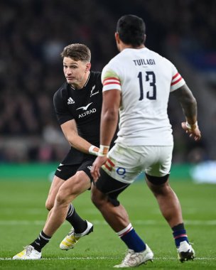Yeni Zelandalı Beauden Barrett, 19 Kasım 2022 'de Twickenham Stadyumu' nda İngiltere ve Yeni Zelanda arasında oynanan müsabakada görev aldı.