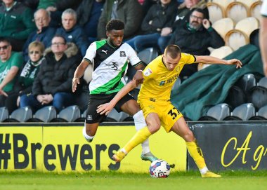 Plymouth Argyle, Bali Mumba, Burton Albion orta saha oyuncusu Joe Nyahwema ile 19 Kasım 2022 'de Pirelli Stadyumu' nda oynanan Sky Bet 1 karşılaşmasında Burton Albion 'a karşı Plymouth Argyle maçına çıktı.