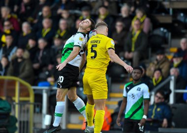 Plymouth Argyle orta saha oyuncusu Adam Randell (20) ve Burton Albion defans oyuncusu Sam Hughes (5), 19 Kasım 2022 tarihinde İngiltere 'nin Trent kentindeki Pirelli Stadyumu' nda oynanan Sky Bet 1 karşılaşmasında Burton Albion ve Plymouth Argyle karşı karşıya geldiler.