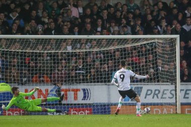 Plymouth Argyle 'ın 9 numaralı oyuncusu Ryan Hardie, 19 Kasım 2022' de İngiltere 'nin başkenti Trent' te oynanan Sky Bet 1 karşılaşmasında Burton Albion 'a karşı Plymouth Argyle maçında 1-1' lik skorla gol attı.