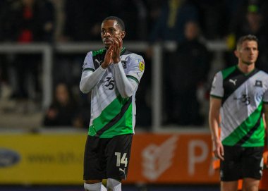 Plymouth Argyle kanadı Mickel Miller (14), 19 Kasım 2022 'de İngiltere' nin başkenti Trent 'te oynanan Sky Bet 1 karşılaşmasında taraftarları tam zamanlı olarak alkışlıyor.