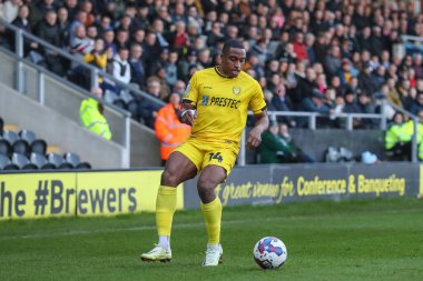 Burton Albion 'un 14 numaralı Victor Adeboyejo, 19 Kasım 2022 tarihinde İngiltere' nin Trent kentindeki Pirelli Stadyumu 'nda oynanan Gökyüzü İddia Ligi 1 karşılaşmasında Burton Albion ile Plymouth Argyle karşı karşıya geldi.