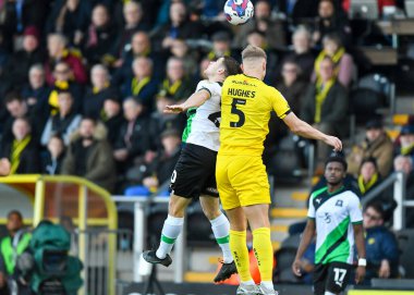 Plymouth Argyle orta saha oyuncusu Adam Randell (20) ve Burton Albion defans oyuncusu Sam Hughes (5), 19 Kasım 2022 tarihinde İngiltere 'nin Trent kentindeki Pirelli Stadyumu' nda oynanan Sky Bet 1 karşılaşmasında Burton Albion ve Plymouth Argyle karşı karşıya geldiler.