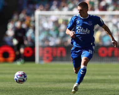 Everton 'dan Vitalii Mykolenko 20 Kasım 2022' de Sidney 'deki Accor Stadyumu' nda oynanan Süper Kupa maçı sırasında top sürüyor.