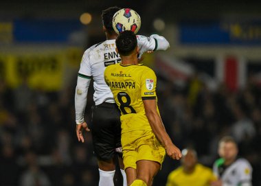 Plymouth Argyle (11), Burton Albion defans oyuncusu Adrian Mariappa (8) ile 19 Kasım 2022 tarihinde İngiltere 'nin başkenti Trent' te oynanan Pirelli Stadyumu 'nda oynanan 1.