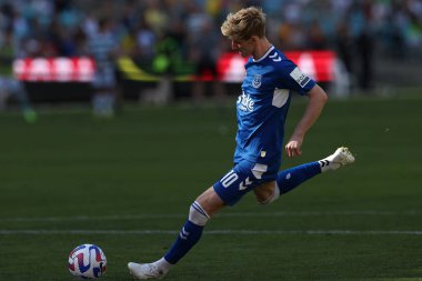 Everton 'dan Anthony Gordon, 20 Kasım 2022' de Sidney 'deki Accor Stadyumu' nda oynanan Celtic Everton maçında penaltı aldı.