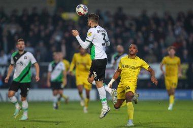 Plymouth Argyle 'ın 3 numaralı oyuncusu Macaulay Gillesphey 19 Kasım 2022' de İngiltere 'nin Trent kentindeki Pirelli Stadyumu' nda oynanan Gökyüzü İddia Ligi 1 maçında Burton Albion 'a karşı Plymouth Argyle maçında topu aldı.