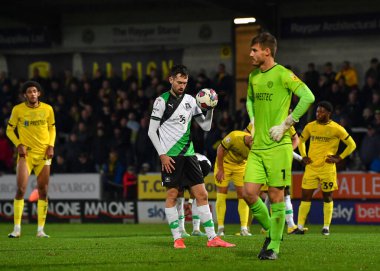 Plymouth Argyle (9), 19 Kasım 2022 tarihinde İngiltere 'nin Trent kentindeki Pirelli Stadyumu' nda oynanan 1. Gökyüzü İddia Ligi karşılaşmasında penaltı atışına hazırlanıyor.