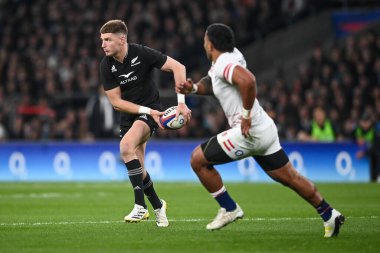 Yeni Zelanda 'dan Jordie Barrett, 19 Kasım 2022' de Twickenham Stadyumu 'nda oynanan İngiltere - Yeni Zelanda müsabakası sırasında görev başında.