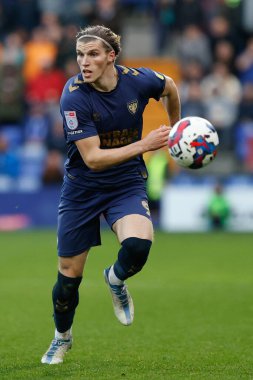 AFC Wimbledon takımının 9 numaralı oyuncusu Josh Davison 19 Kasım 2022 'de İngiltere, Birkenhead' deki Prenton Park 'ta oynanan Sky Bet 2 maçında topla koşuyor.