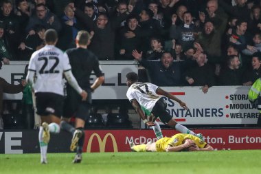 Plymouth Argyle 'dan 17 numaralı Bali Mumba, 19 Kasım 2022' de İngiltere 'nin başkenti Trent' te oynanan Sky Bet 1 maçında Burton Albion 'a karşı Plymouth Argyle maçında 1-2 kazanma golünü kutluyor.