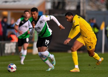 Plymouth Argyle forveti Morgan Whittaker (19), 19 Kasım 2022 tarihinde İngiltere 'nin Trent kentindeki Pirelli Stadyumu' nda oynanan Sky Bet 1 karşılaşmasında Burton Borthwick-Jackson (3) 'ı geçti.