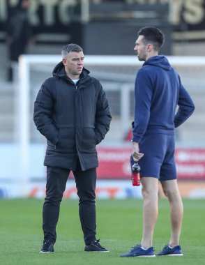 Plymouth Argyle 'ın Steven Schumacher teknik direktörü, 19 Kasım 2022 tarihinde İngiltere' nin Trent kentindeki Pirelli Stadyumu 'nda oynanan Sky Bet 1 karşılaşması öncesinde oyuncularıyla konuşuyor.