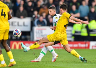 Plymouth Argyle orta saha oyuncusu Jordan Houghton (4), 19 Kasım 2022 tarihinde İngiltere 'nin Trent kentindeki Pirelli Stadyumu' nda oynanan Gökyüzü İddia Ligi 1 karşılaşmasında Burton Albion ve Plymouth Argyle maçında topu ileri atıyor.