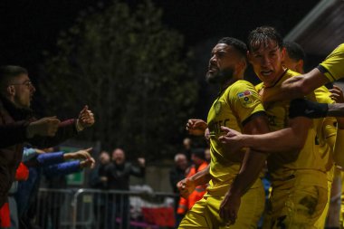 Burton Albion 'dan Adrian Mariappa, 19 Kasım 2022 tarihinde İngiltere' nin başkenti Trent 'te oynanan Sky Bet 1 karşılaşmasında Burton Albion' a karşı Plymouth Argyle maçında 2-2 'lik galibiyetini kutluyor.