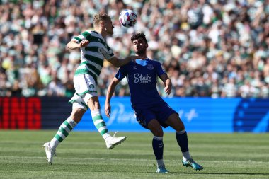 Celtic FC 'den Carl Starfelt, 20 Kasım 2022' de Sidney 'deki Accor Stadyumu' nda oynanan Süper Kupa karşılaşmasında topa liderlik ediyor.