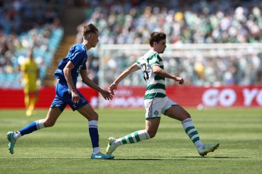 Celtic FC 'den Matt OReilly, 20 Kasım 2022' de Sidney 'deki Accor Stadyumu' nda oynanan Süper Kupa maçı sırasında top sürüyor.
