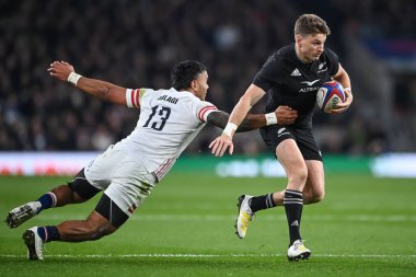 Yeni Zelandalı Beauden Barrett, İngiltere 'nin Twickenham Stadyumu' nda 19 Kasım 2022 'de oynanan İngiltere - Yeni Zelanda müsabakası sırasında İngiltere' nin Manu Tuilagi mücadelesinden ayrıldı.