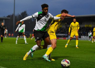 Plymouth Argyle forvet Niall Ennis, Burton Albion orta saha oyuncusu Terry Taylor ile 19 Kasım 2022 tarihinde İngiltere 'nin başkenti Pirelli Stadyumu' nda oynanan Sky Bet 1 karşılaşmasında Burton Albion ve Plymouth Argyle arasında top için mücadele etti.