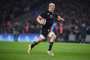 Yeni Zelandalı Kdalton Papali, 19 Kasım 2022 'de Twickenham, İngiltere' nin Twickenham Stadyumu 'nda oynanan İngiltere - Yeni Zelanda maçında bir deneme için yarışacak.