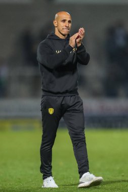 Burton Albion 'un Dino Maamria Müdürü, 19 Kasım 2022 tarihinde İngiltere' nin Trent kentindeki Pirelli Stadyumu 'nda oynanan 1.