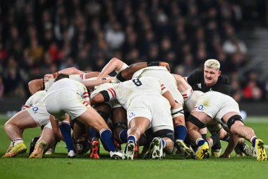 Yeni Zelanda 'dan Kdalton Papali, 19 Kasım 2022' de Twickenham, İngiltere 'deki Twickenham Stadyumu' nda oynanan İngiltere - Yeni Zelanda maçında kargaşadan kafasını kaldırıyor.