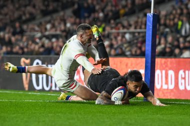 Yeni Zelandalı Rieko Ioane, 19 Kasım 2022 'de İngiltere' nin Twickenham Stadyumu 'nda Yeni Zelanda' ya karşı oynadığı sonbahar maçında bir deneme için sahaya çıkıyor.