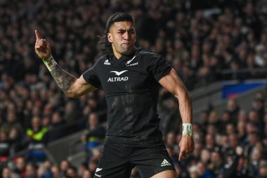 Yeni Zelandalı Rieko Ioane, 19 Kasım 2022 'de İngiltere ile Yeni Zelanda arasındaki Twickenham Stadyumu karşılaşmasında şansını kutluyor.