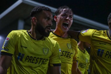 Burton Albion 'dan Adrian Mariappa, Burton Albion' un 19 Kasım 2022 tarihinde İngiltere 'nin Trent kentindeki Pirelli Stadyumu' nda Burton Albion 'a karşı Plymouth Argyle maçında Burton Albion' un 23 numaralı Burton Albion ile 2-2 'lik setini kazanmasını kutluyor.