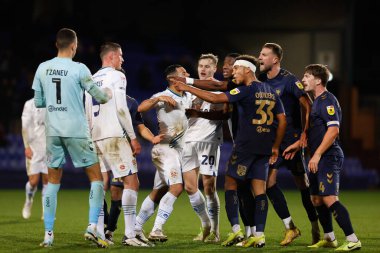 AFC Wimbledon 'dan Harry Pell # 8 ve takım arkadaşları 19 Kasım 2022' de İngiltere 'nin Birkenhead kenhead kentinde oynanan Sky Bet 2 karşılaşmasında Tranmere Rover' dan Tom Davies # 5 'in yaptığı müsabakaya tepki verdiler.