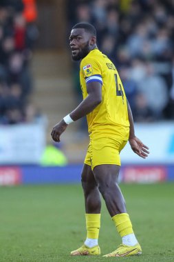 Burton Albion 'dan Adedeji Oshilaja # 4 Gökyüzü İddia Ligi 1 maçında Burton Albion ile Plymouth Argyle arasında Pirelli Stadyumu' nda 19 Kasım 2022 'de oynanan karşılaşma.