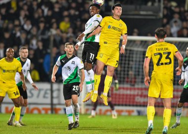 Plymouth Argyle forvet Niall Ennis (11) ve Burton Albion orta saha oyuncusu Joe Powell (7), 19 Kasım 2022 tarihinde İngiltere 'nin Trent kentindeki Pirelli Stadyumu' nda oynanan Sky Bet 1 karşılaşmasında Burton Albion ve Plymouth Argyle karşı karşıya geldiler.