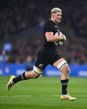 Yeni Zelandalı Kdalton Papali, 19 Kasım 2022 'de Twickenham, İngiltere' nin Twickenham Stadyumu 'nda oynanan İngiltere - Yeni Zelanda maçında bir deneme için yarışacak.