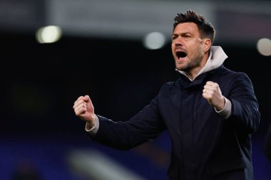 AFC Wimbledon teknik direktörü Johnnie Jackson, 19 Kasım 2022 'de İngiltere' nin Birkenhead kenhead kentinde oynanan Sky Bet 2 karşılaşmasında Tranmere Rovers 'ın AFC Wimbledon' a karşı oynadığı maçı kutlamak için taraftarlara jest yapıyor.