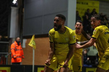 Burton Albion 'dan Adrian Mariappa, 19 Kasım 2022 tarihinde İngiltere' nin başkenti Trent 'te oynanan Sky Bet 1 karşılaşmasında Burton Albion' a karşı Plymouth Argyle maçında 2-2 'lik galibiyetini kutluyor.